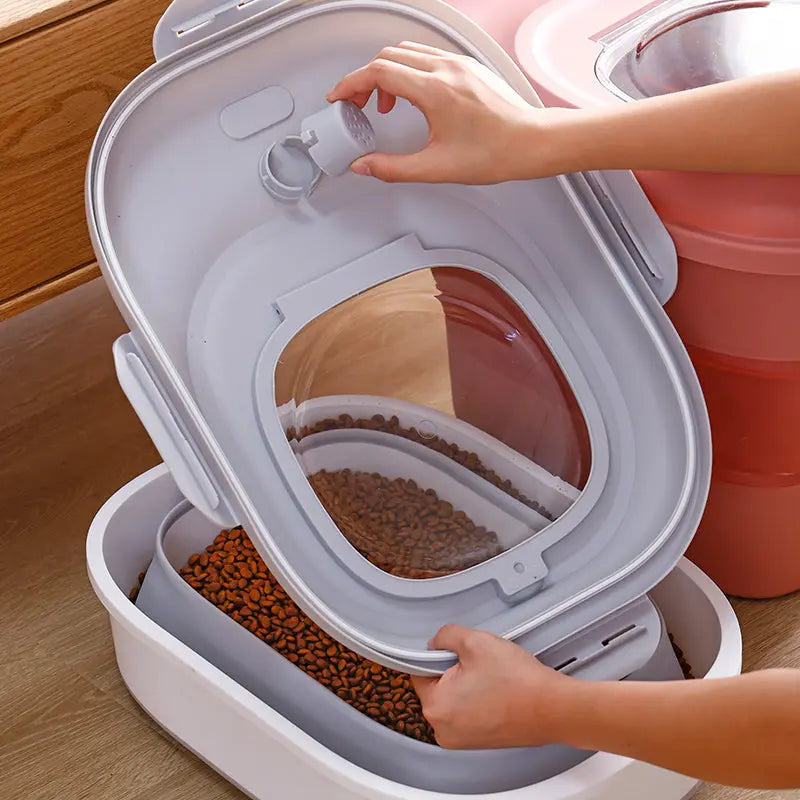 Silicone sealing ring and removable lid detail on collapsible storage bin